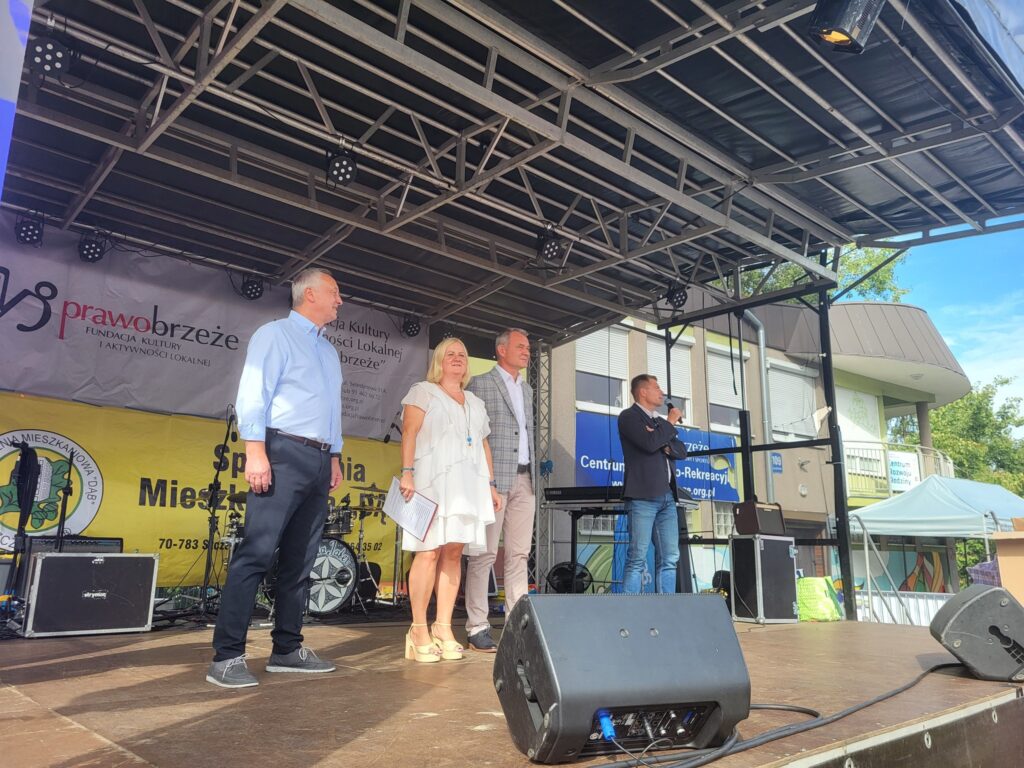 zdjęcie przedstawia uczestników imprezy plenerowej "Pożegnanie lata" na osiedlu Bukowym