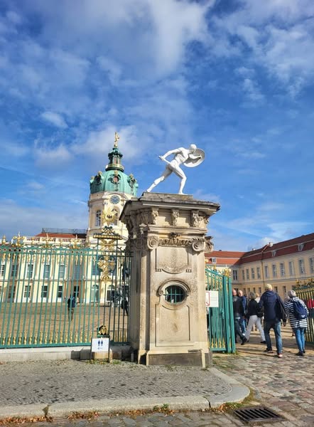 zdjęcie przedstawia seniorów w pałacu Charlottenburg