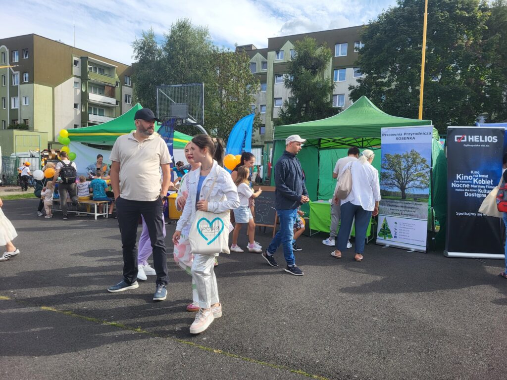zdjęcie przedstawia uczestników imprezy plenerowej "Pożegnanie lata" na osiedlu Bukowym