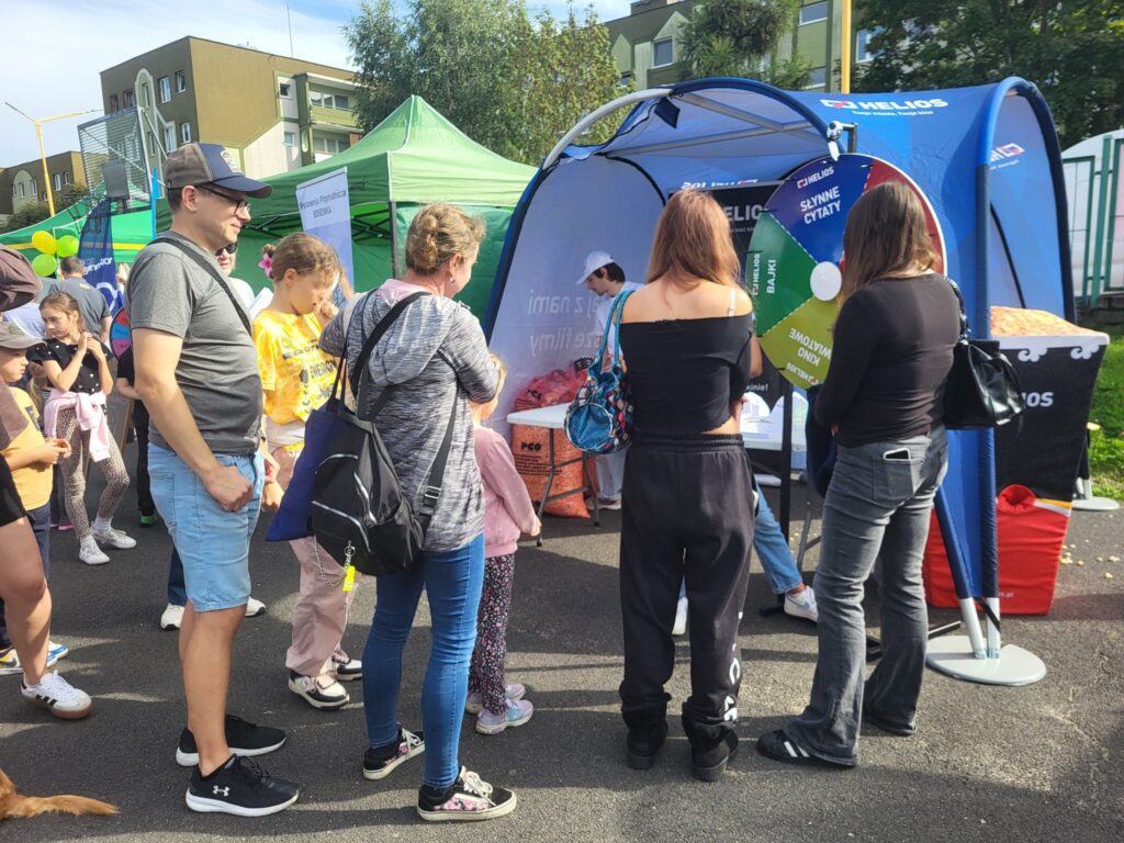 zdjęcie przedstawia uczestników imprezy plenerowej "Pożegnanie lata" na osiedlu Bukowym