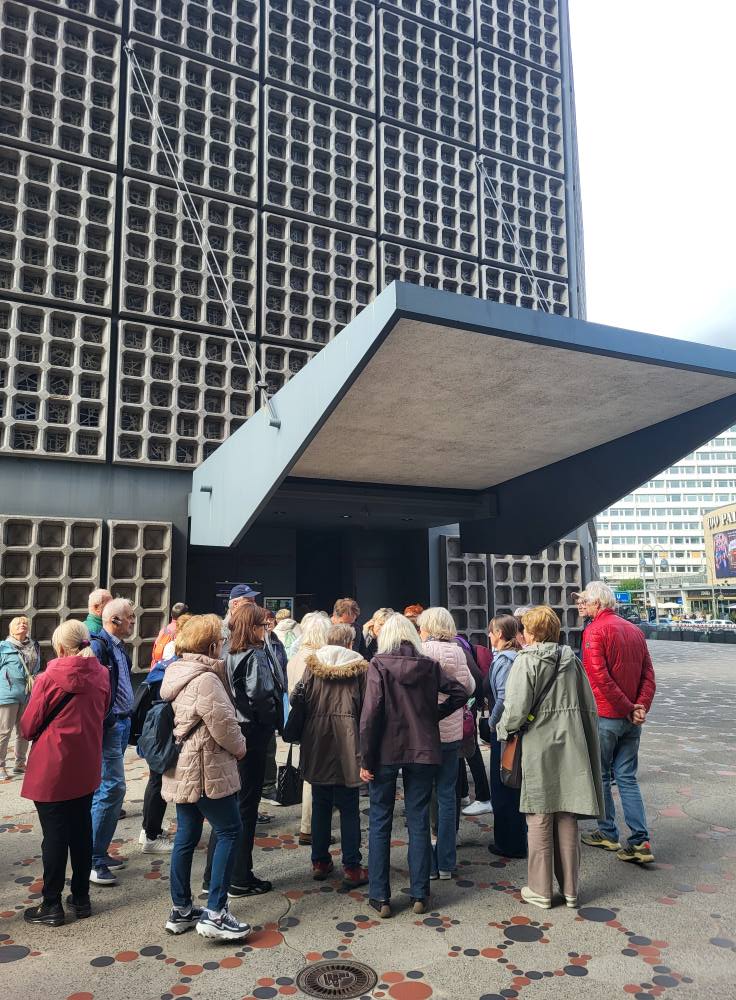 zdjęcie przedstawia seniorów w zwiedzających Berlin