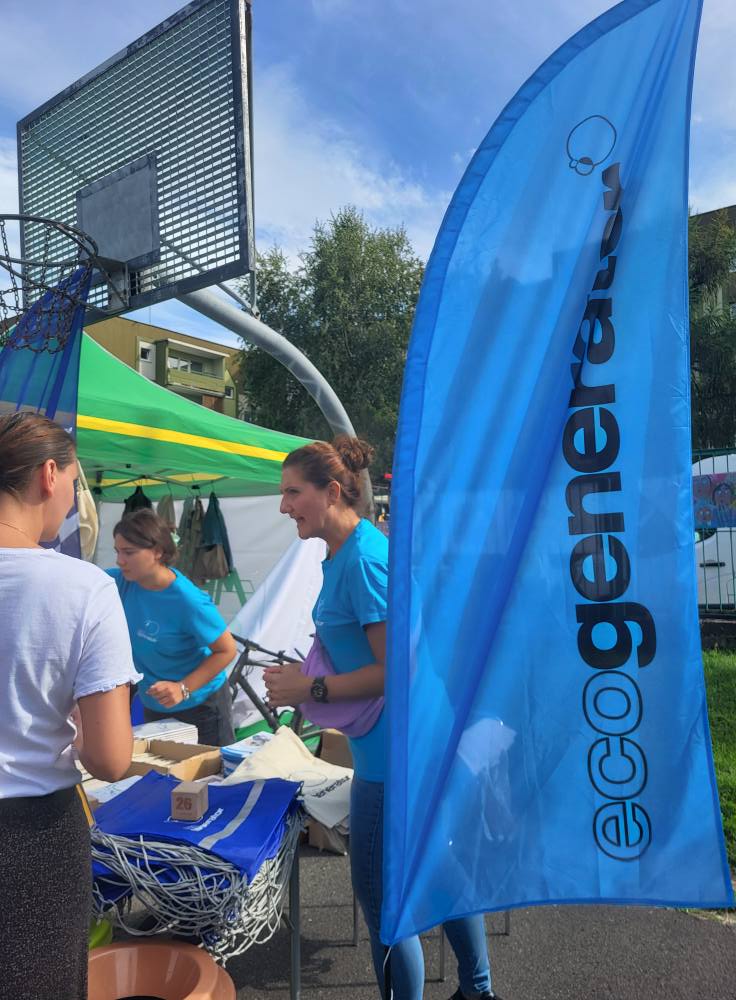 zdjęcie przedstawia uczestników imprezy plenerowej "Pożegnanie lata" na osiedlu Bukowym