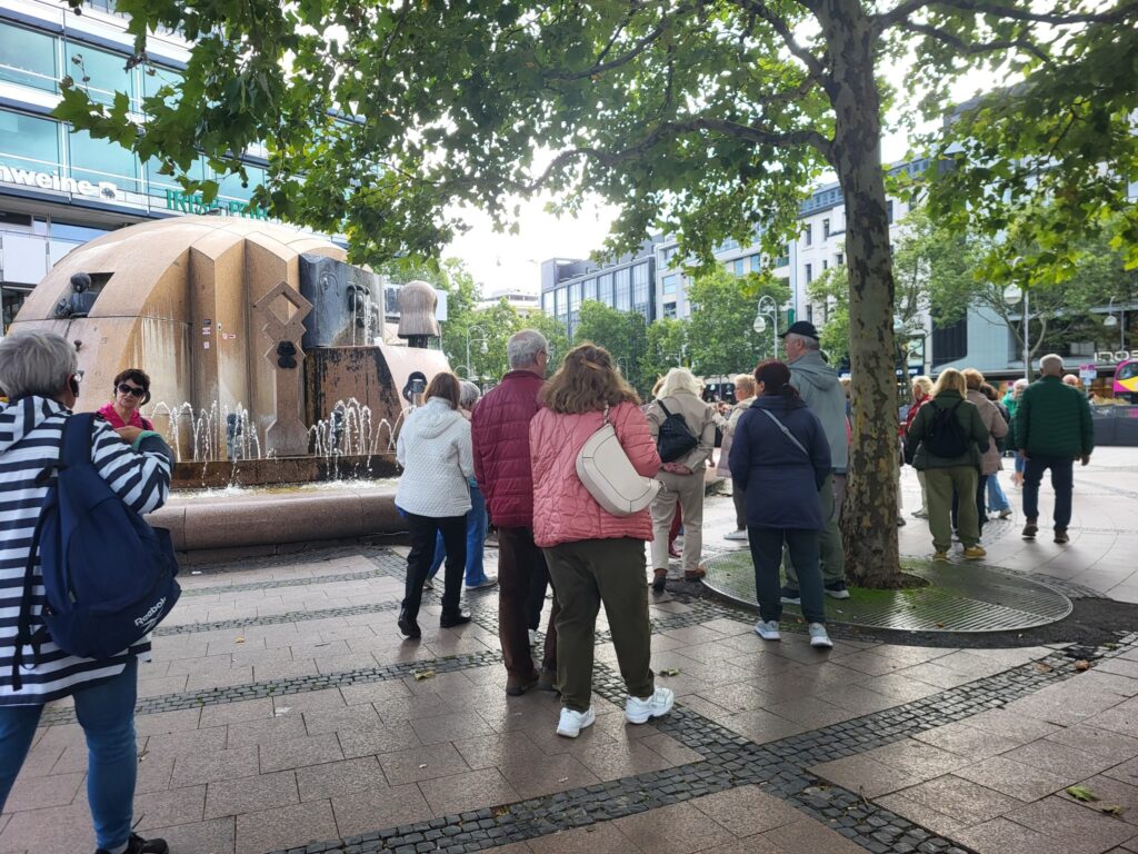 zdjęcie przedstawia seniorów w zwiedzających Berlin