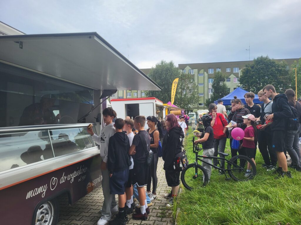 zdjęcie przedstawia uczestników imprezy plenerowej "Pożegnanie lata" na osiedlu Bukowym