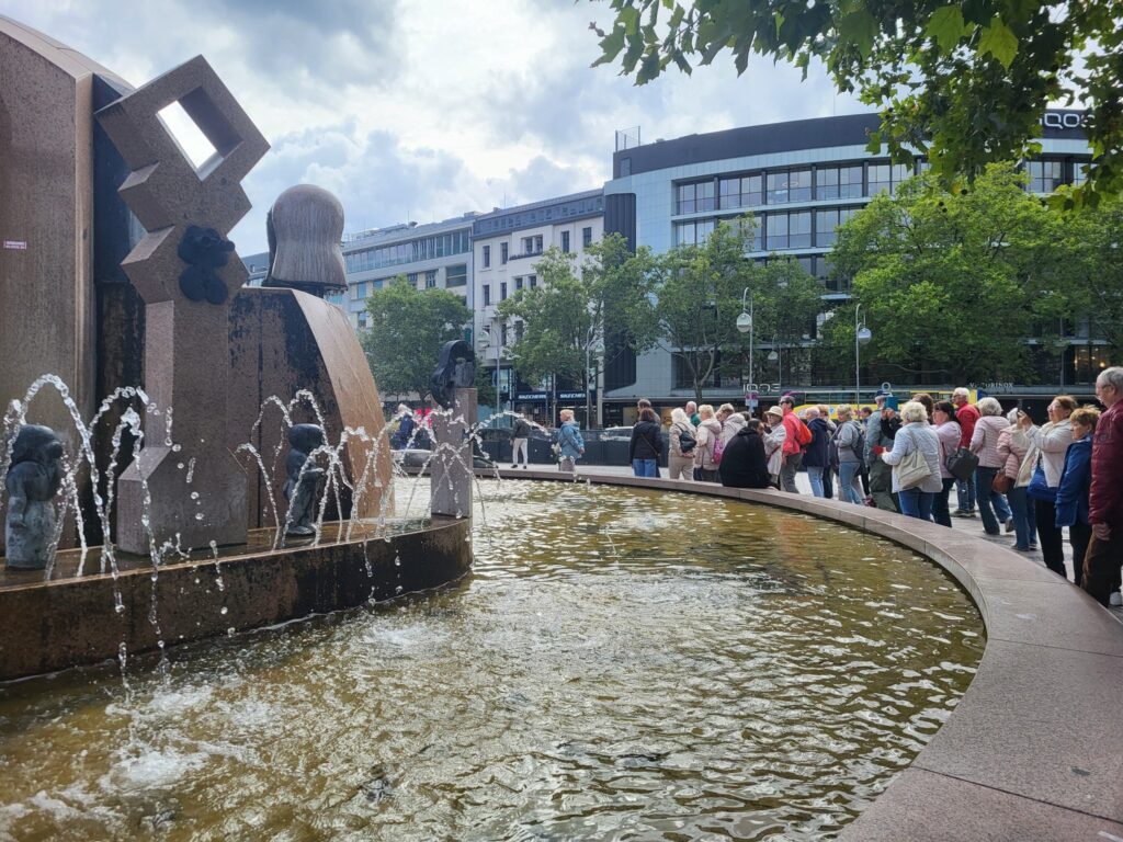 zdjęcie przedstawia seniorów w zwiedzających Berlin
