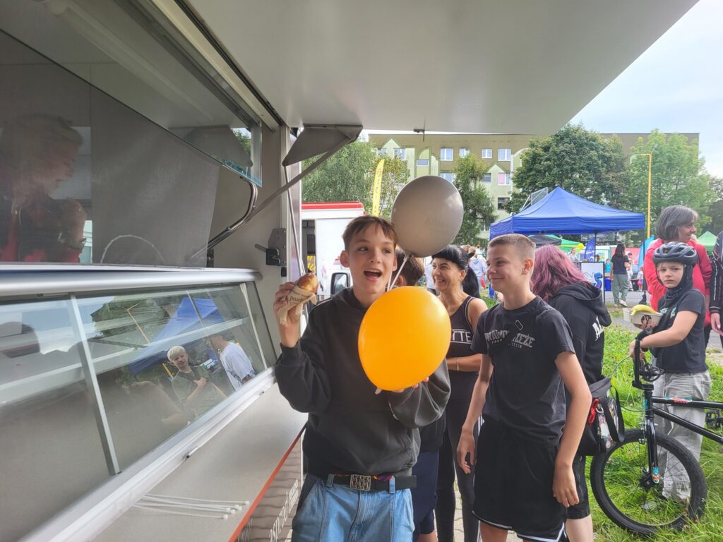 zdjęcie przedstawia uczestników imprezy plenerowej "Pożegnanie lata" na osiedlu Bukowym