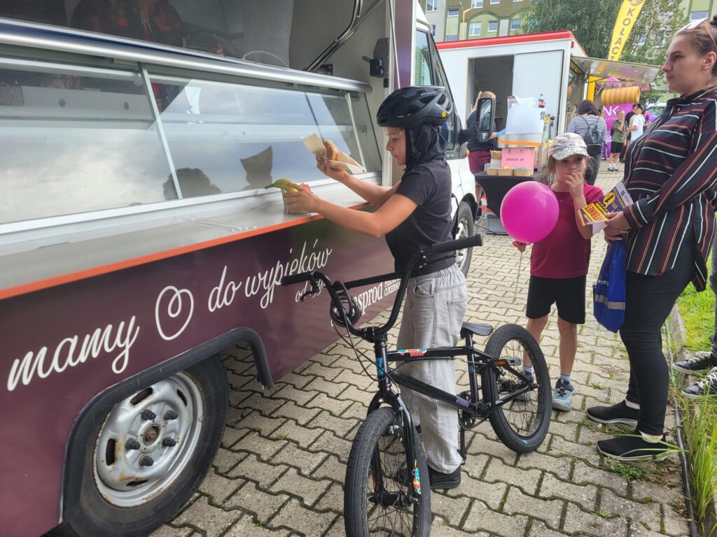 zdjęcie przedstawia uczestników imprezy plenerowej "Pożegnanie lata" na osiedlu Bukowym