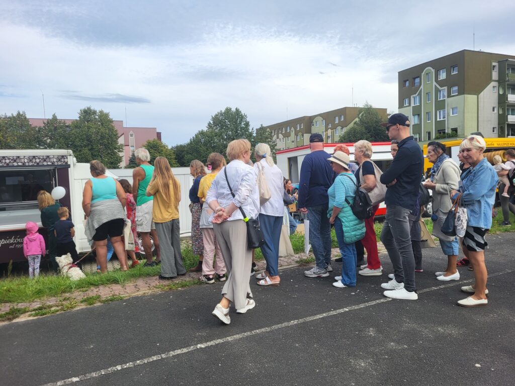 zdjęcie przedstawia uczestników imprezy plenerowej "Pożegnanie lata" na osiedlu Bukowym