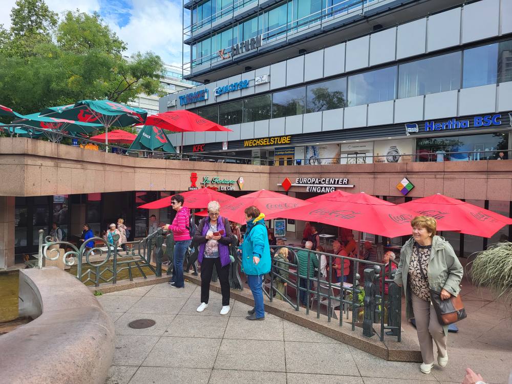 zdjęcie przedstawia seniorów w zwiedzających Berlin
