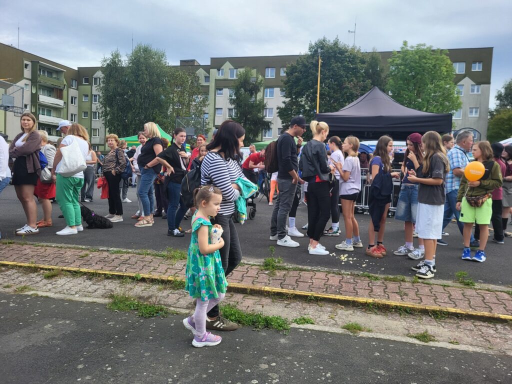 zdjęcie przedstawia uczestników imprezy plenerowej "Pożegnanie lata" na osiedlu Bukowym