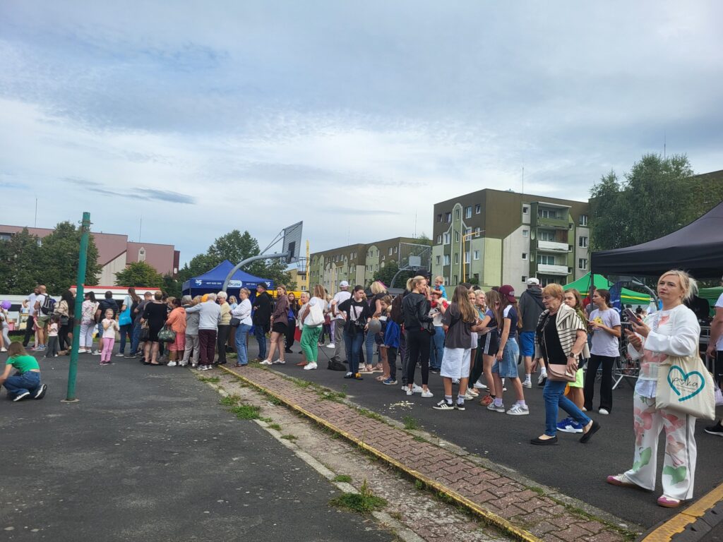 zdjęcie przedstawia uczestników imprezy plenerowej "Pożegnanie lata" na osiedlu Bukowym