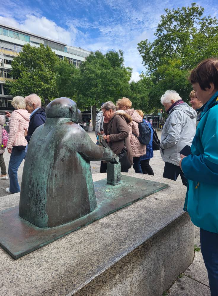 zdjęcie przedstawia seniorów w zwiedzających Berlin