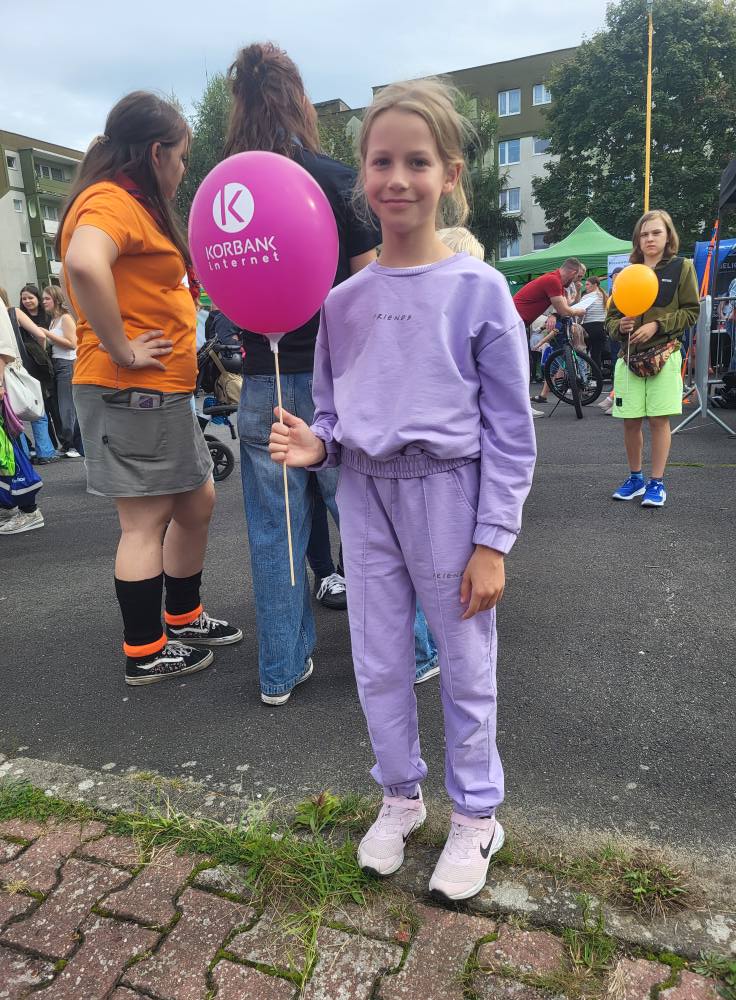 zdjęcie przedstawia uczestników imprezy plenerowej "Pożegnanie lata" na osiedlu Bukowym