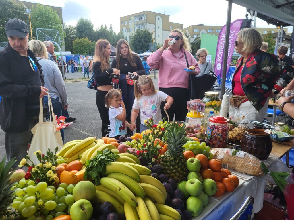 zdjęcie przedstawia uczestników imprezy plenerowej "Pożegnanie lata" na osiedlu Bukowym