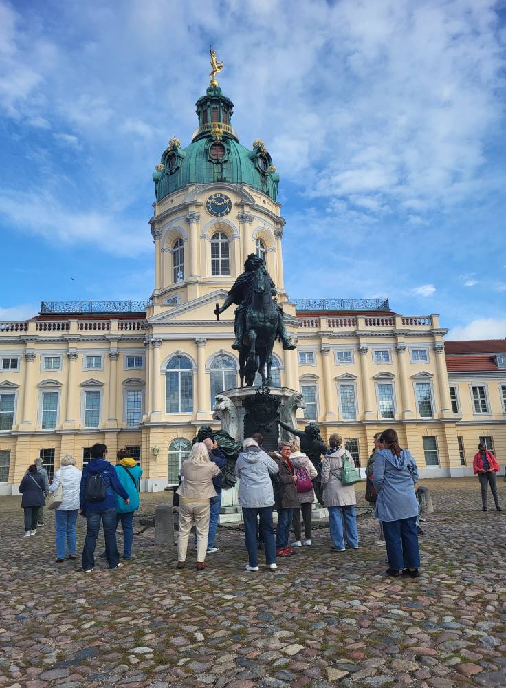 zdjęcie przedstawia seniorów w pałacu Charlottenburg