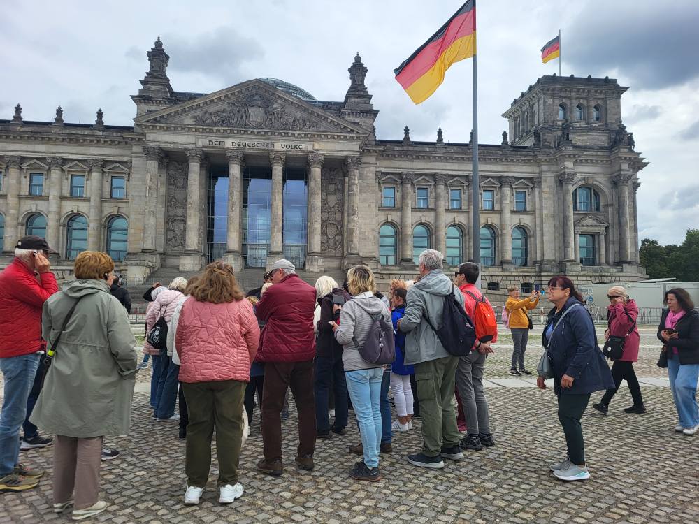 zdjęcie przedstawia seniorów w zwiedzających Berlin
