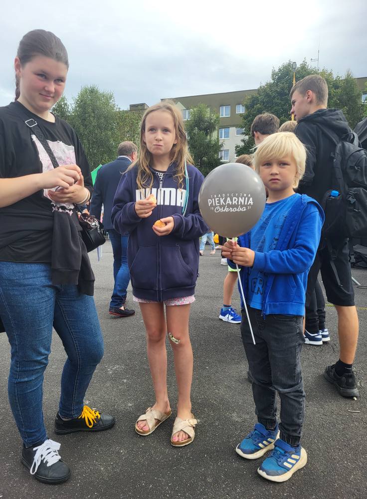 zdjęcie przedstawia uczestników imprezy plenerowej "Pożegnanie lata" na osiedlu Bukowym