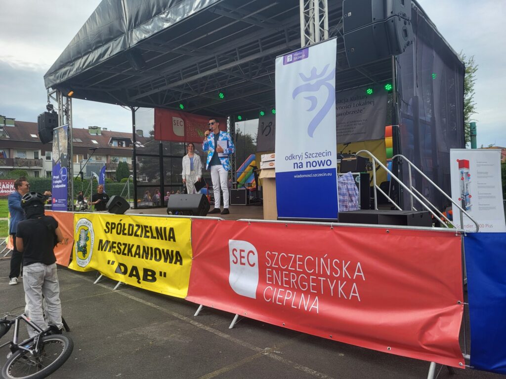 zdjęcie przedstawia uczestników imprezy plenerowej "Pożegnanie lata" na osiedlu Bukowym