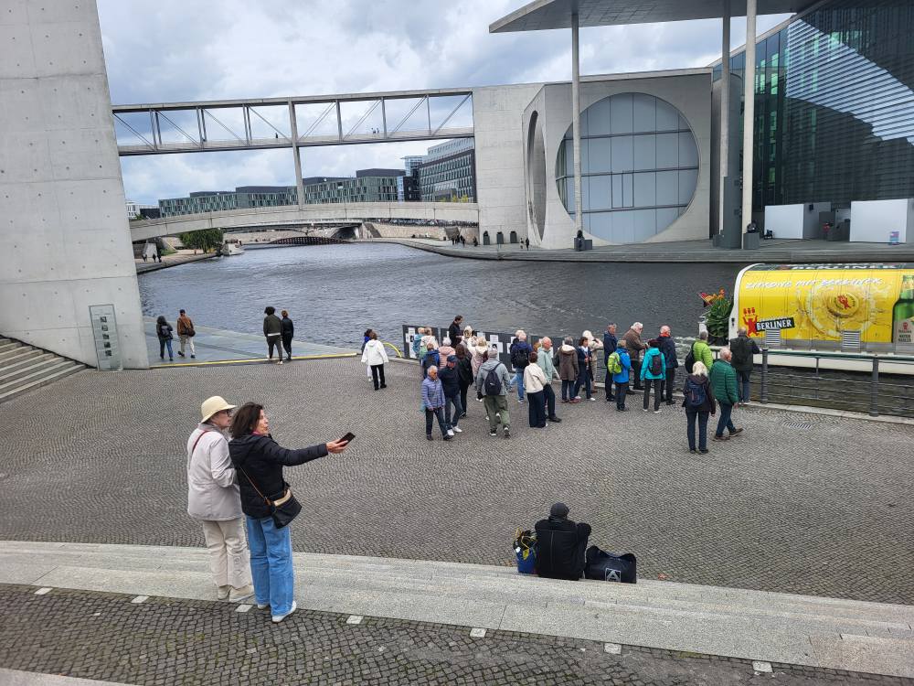zdjęcie przedstawia seniorów w zwiedzających Berlin