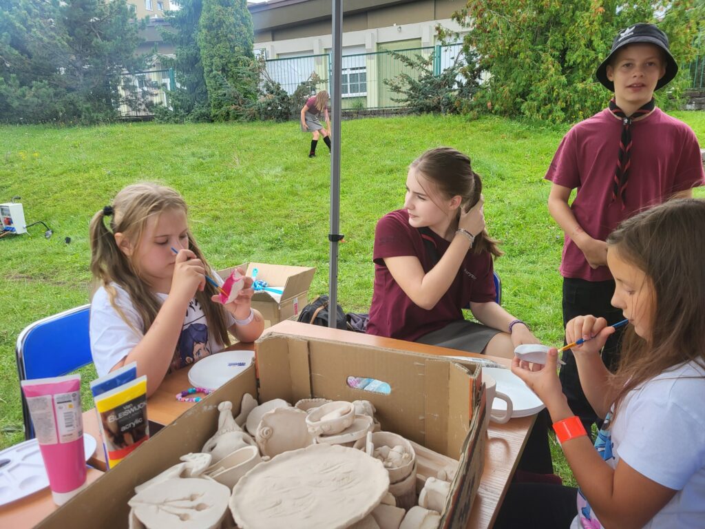 zdjęcie przedstawia uczestników imprezy plenerowej "Pożegnanie lata" na osiedlu Bukowym