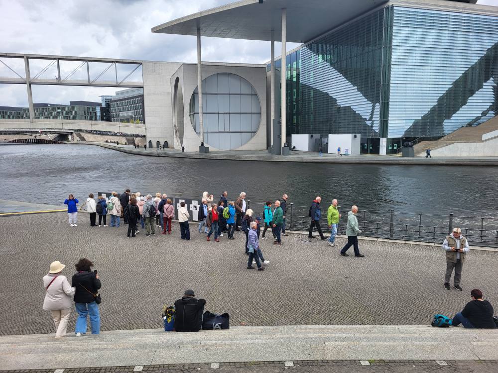 zdjęcie przedstawia seniorów w zwiedzających Berlin