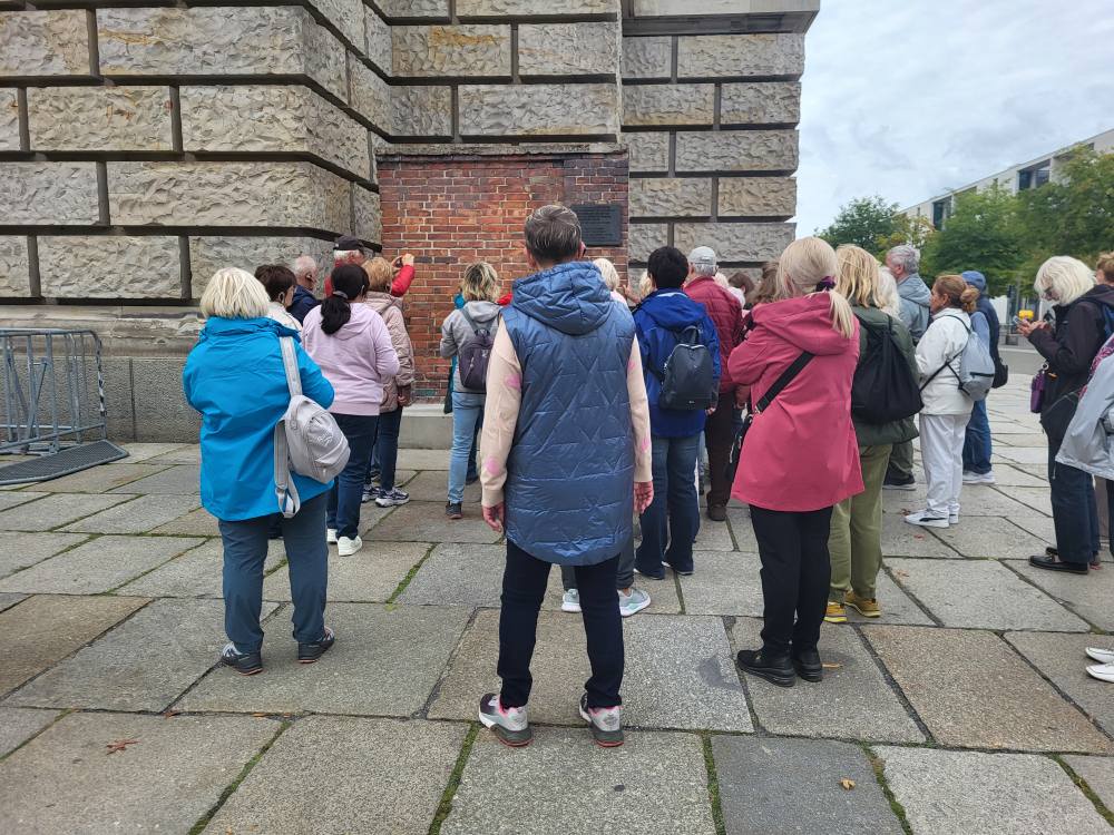 zdjęcie przedstawia seniorów w zwiedzających Berlin