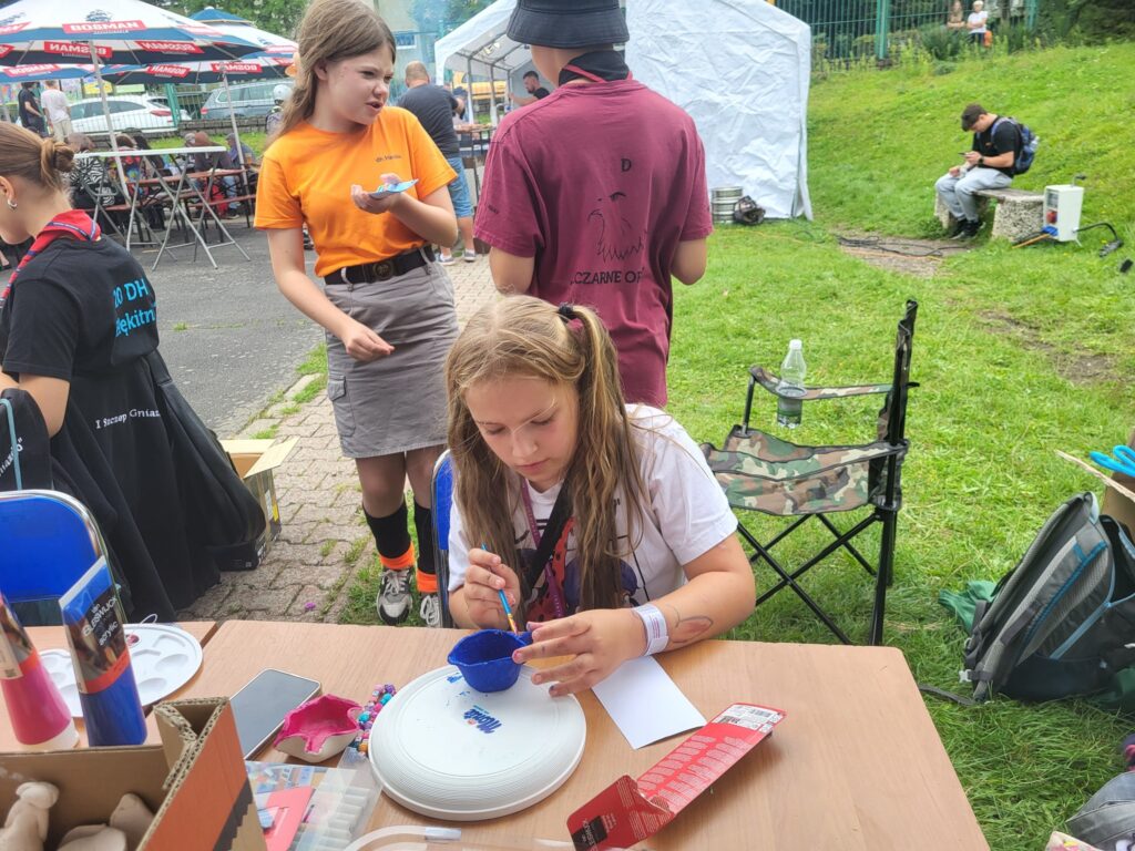 zdjęcie przedstawia uczestników imprezy plenerowej "Pożegnanie lata" na osiedlu Bukowym