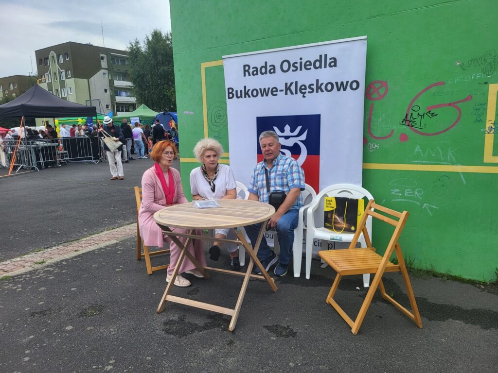 zdjęcie przedstawia uczestników imprezy plenerowej "Pożegnanie lata" na osiedlu Bukowym