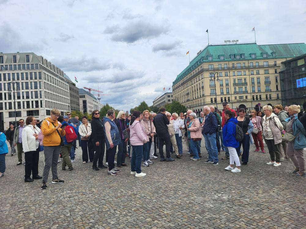 zdjęcie przedstawia seniorów w zwiedzających Berlin