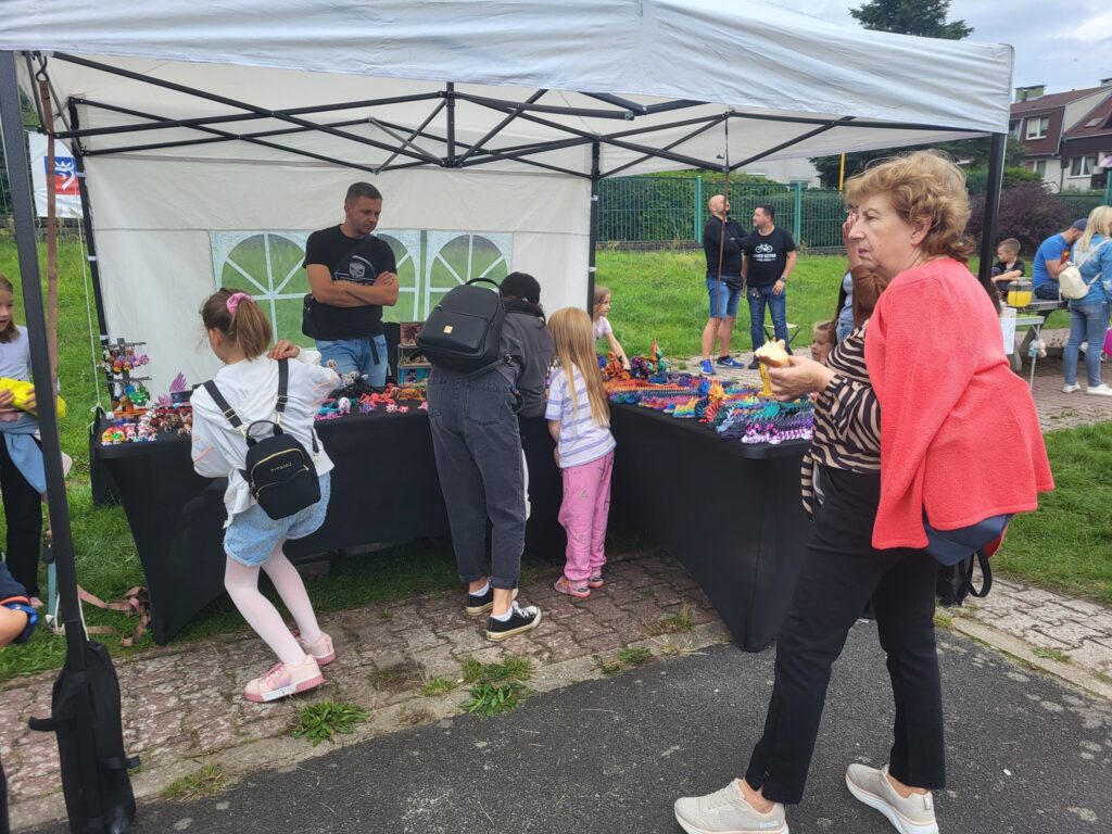 zdjęcie przedstawia uczestników imprezy plenerowej "Pożegnanie lata" na osiedlu Bukowym