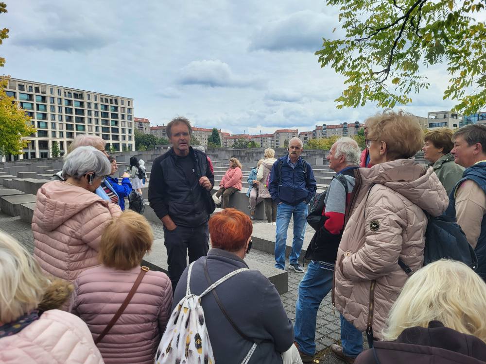 zdjęcie przedstawia seniorów w zwiedzających Berlin
