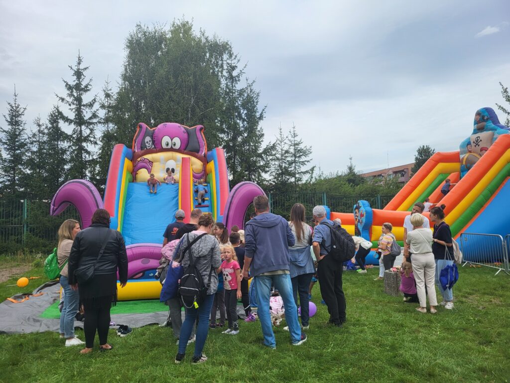 zdjęcie przedstawia uczestników imprezy plenerowej "Pożegnanie lata" na osiedlu Bukowym