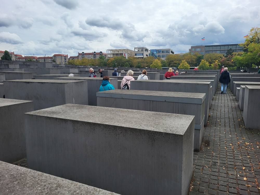 zdjęcie przedstawia seniorów w zwiedzających Berlin