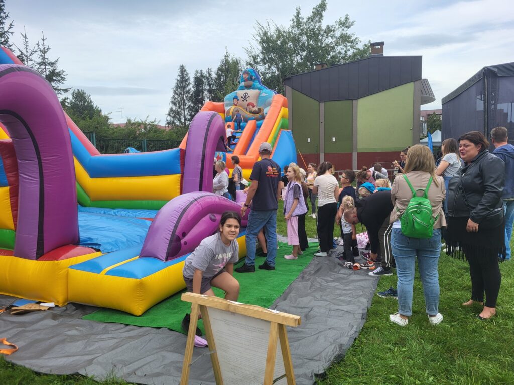 zdjęcie przedstawia uczestników imprezy plenerowej "Pożegnanie lata" na osiedlu Bukowym