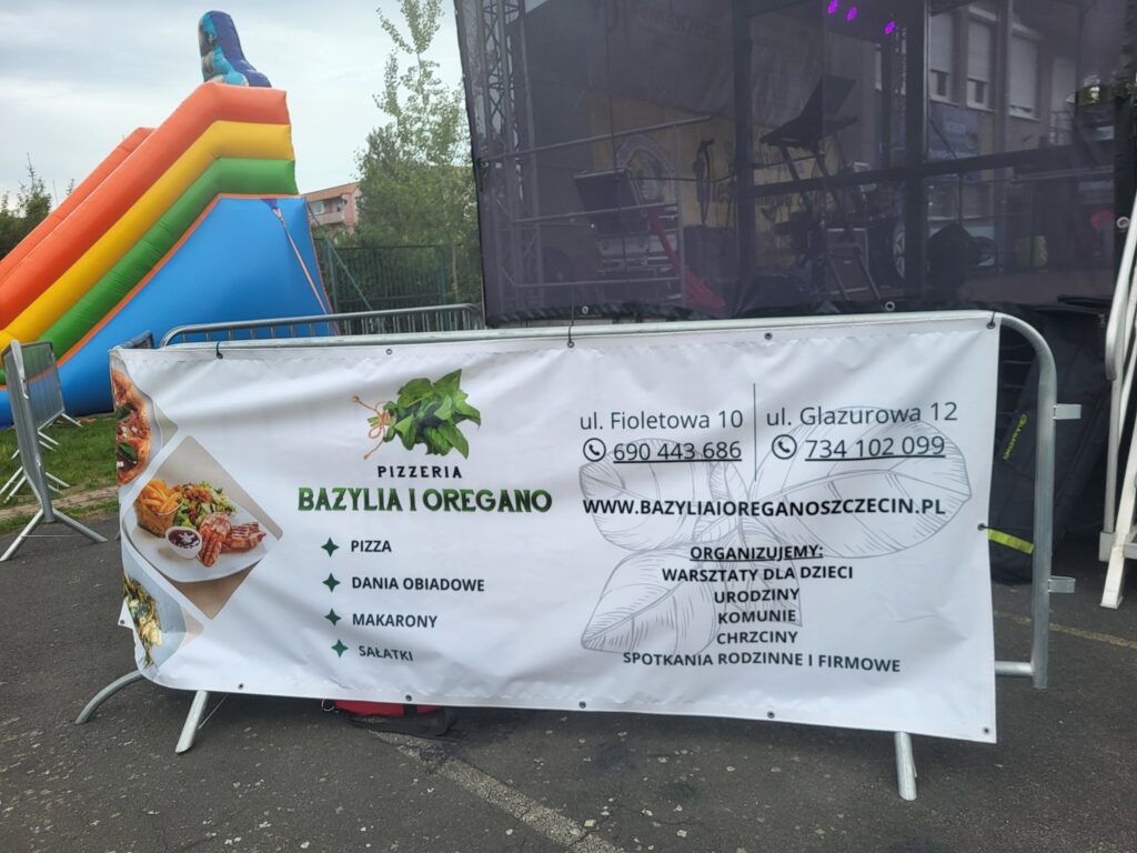 zdjęcie przedstawia uczestników imprezy plenerowej "Pożegnanie lata" na osiedlu Bukowym