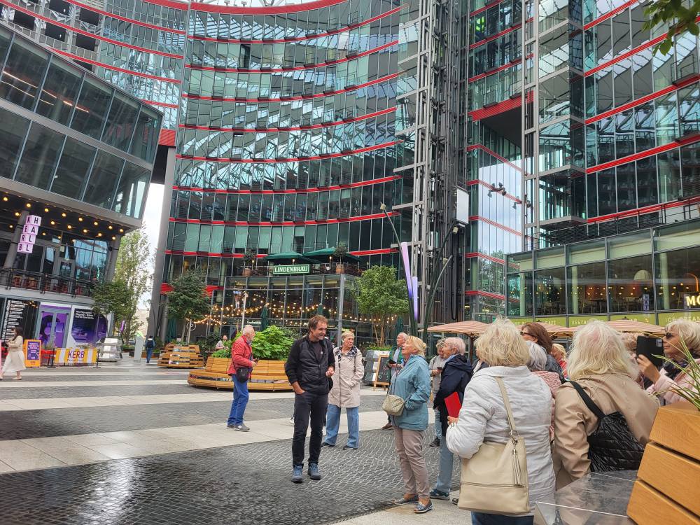 zdjęcie przedstawia seniorów w zwiedzających Berlin
