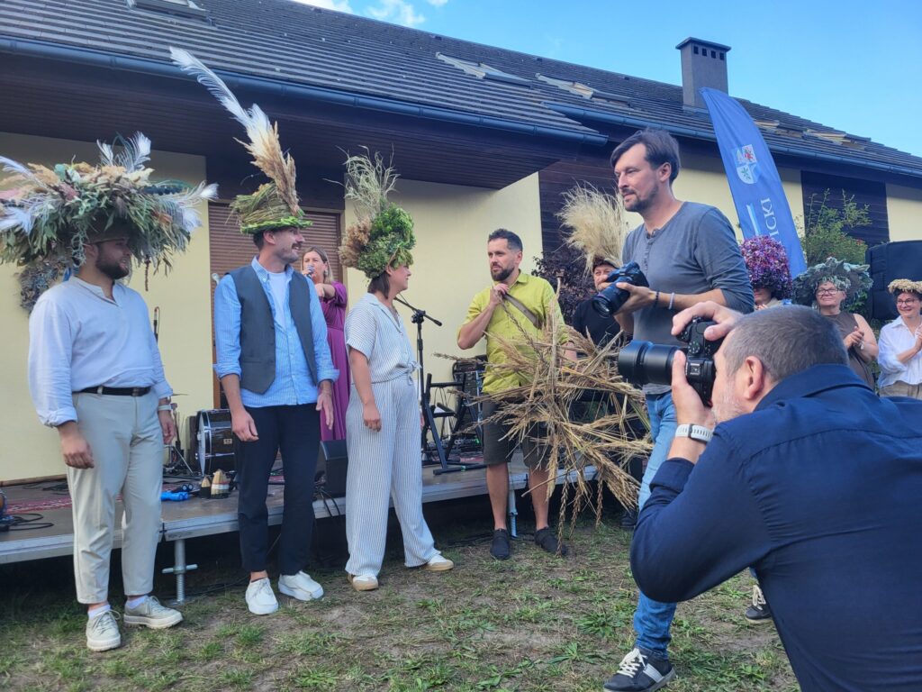zdjęcie przedstawia uczestników V Plenerowej Wystawy Inspirowanej Land Artem w Dołujach k. Szczecina