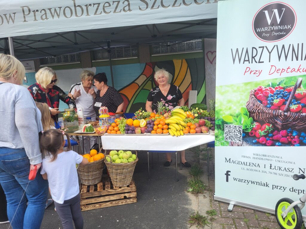 zdjęcie przedstawia uczestników imprezy plenerowej "Pożegnanie lata" na osiedlu Bukowym