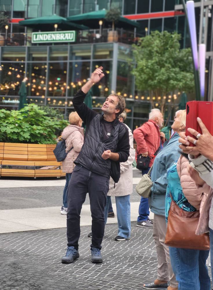 zdjęcie przedstawia seniorów w zwiedzających Berlin