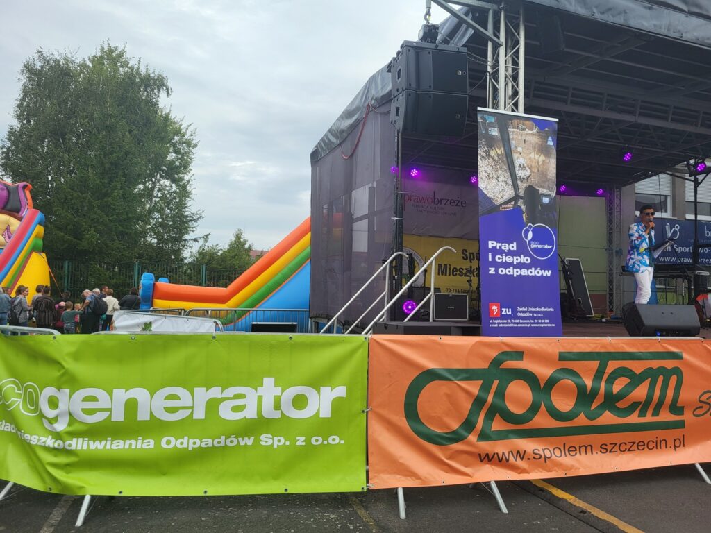 zdjęcie przedstawia uczestników imprezy plenerowej "Pożegnanie lata" na osiedlu Bukowym