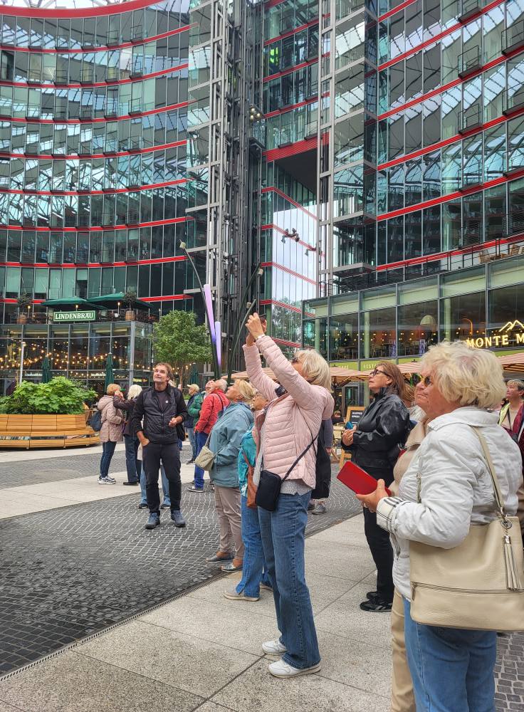zdjęcie przedstawia seniorów w zwiedzających Berlin