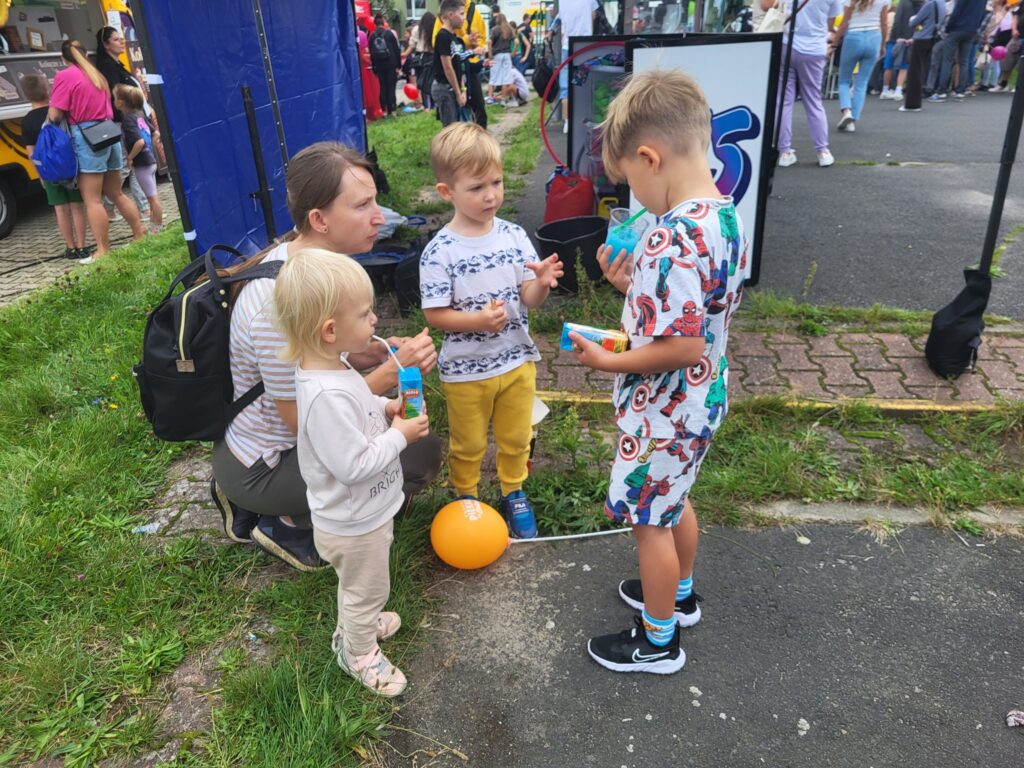 zdjęcie przedstawia uczestników imprezy plenerowej "Pożegnanie lata" na osiedlu Bukowym