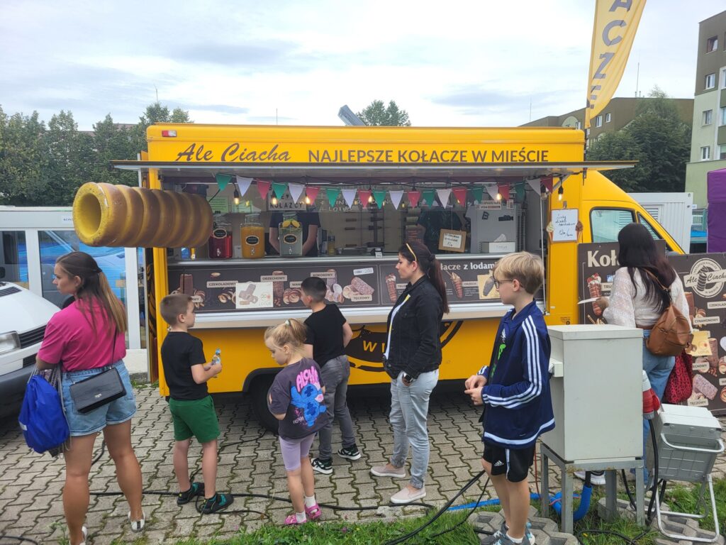 zdjęcie przedstawia uczestników imprezy plenerowej "Pożegnanie lata" na osiedlu Bukowym