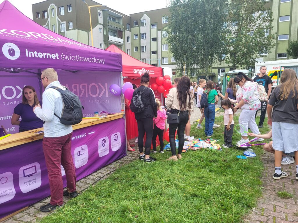 zdjęcie przedstawia uczestników imprezy plenerowej "Pożegnanie lata" na osiedlu Bukowym