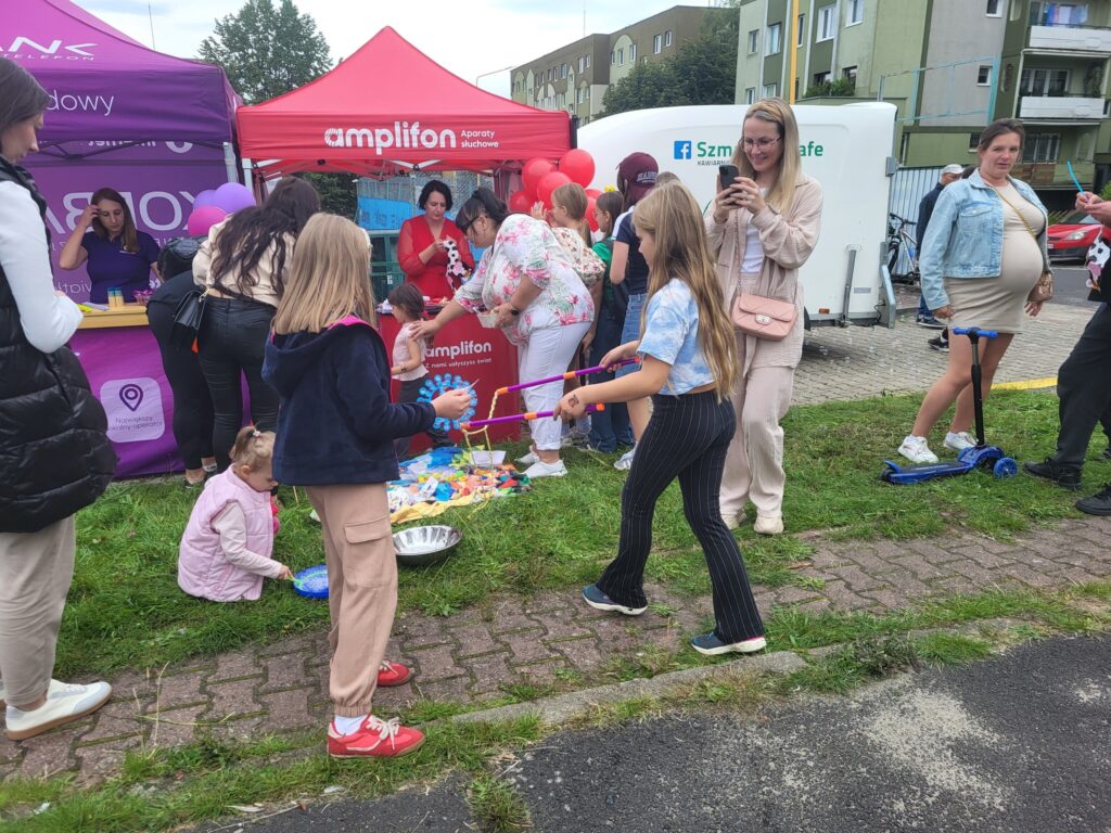 zdjęcie przedstawia uczestników imprezy plenerowej "Pożegnanie lata" na osiedlu Bukowym
