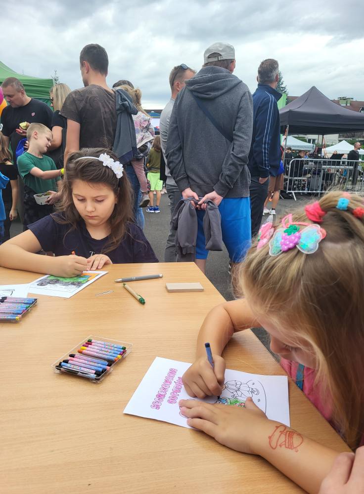 zdjęcie przedstawia uczestników imprezy plenerowej "Pożegnanie lata" na osiedlu Bukowym