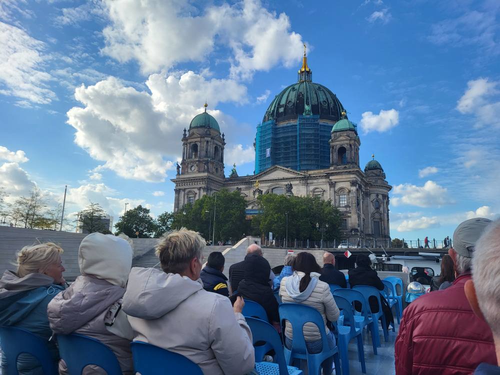 zdjęcie przedstawia seniorów w zwiedzających Berlin podczas rejsu po Szprewie