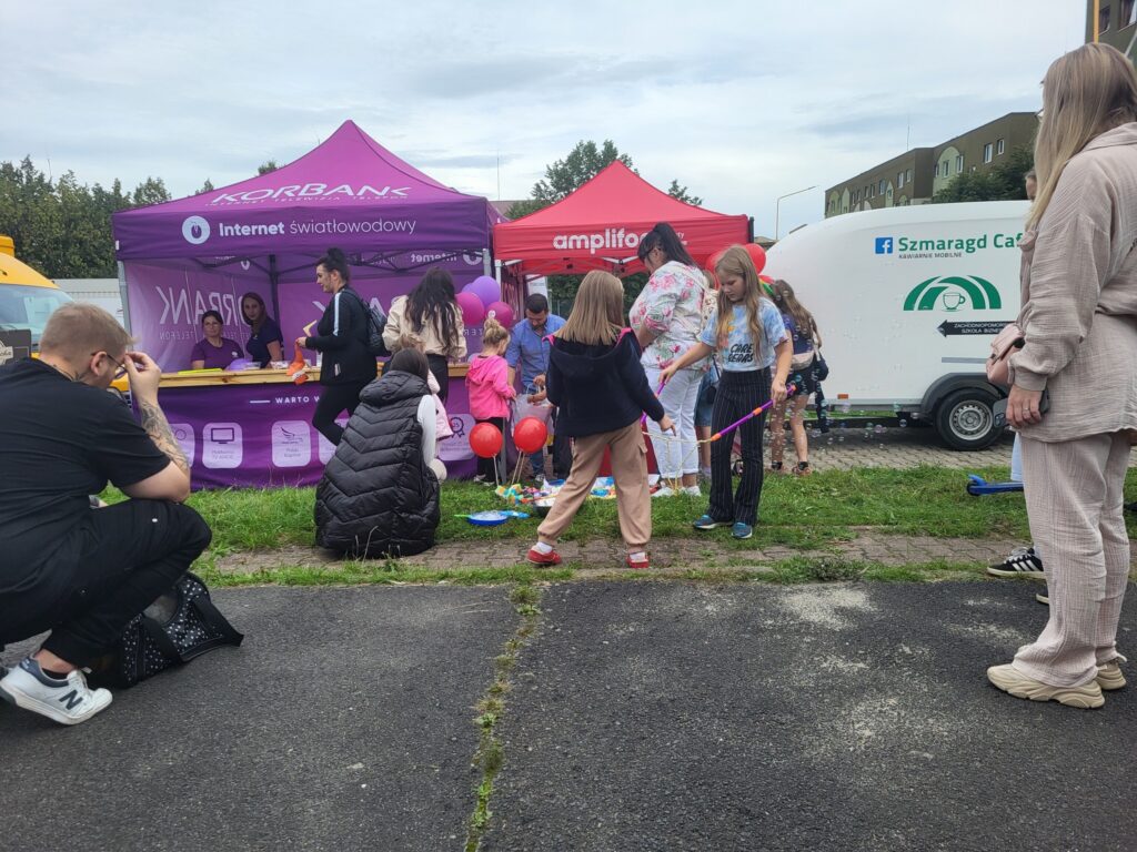 zdjęcie przedstawia uczestników imprezy plenerowej "Pożegnanie lata" na osiedlu Bukowym
