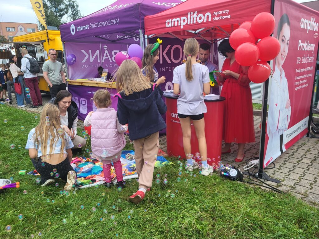 zdjęcie przedstawia uczestników imprezy plenerowej "Pożegnanie lata" na osiedlu Bukowym