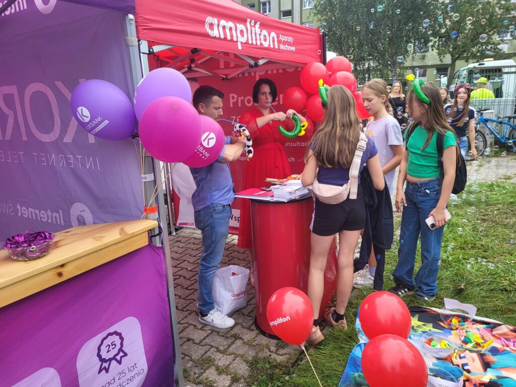 zdjęcie przedstawia uczestników imprezy plenerowej "Pożegnanie lata" na osiedlu Bukowym